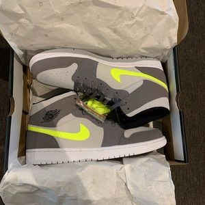 Air Jordan 1 Mid *never worn*